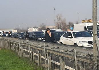 Piacenza, incidente sull’A1 a causa della nebbia: scontro tra camion e auto, due morti e sei feriti