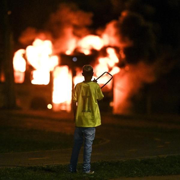 Orrore a Rio de Janeiro, 16enne uccide a martellate i genitori e poi dà fuoco ai corpi. Una settimana fa un episodio analogo a San Paolo