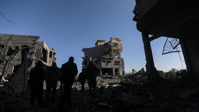 Gaza, tregua possibile? Riprendono i colloqui tra Hamas e Israele tra nuovi bombardamenti