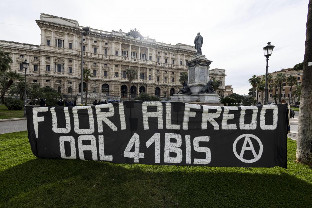 Cospito, manifestazione anarchici a Roma: poliziotto ferito