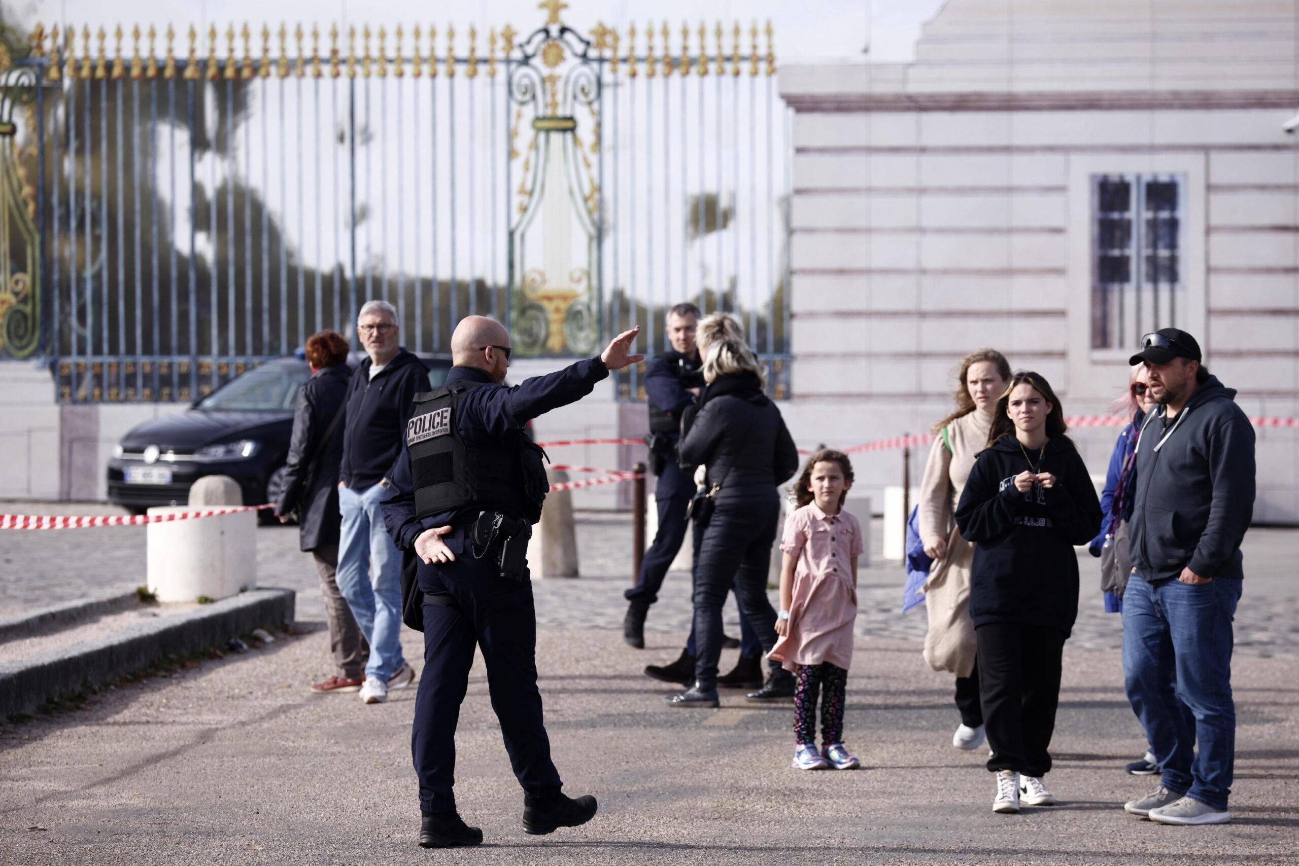 Altri allarmi bomba, evacuati l’aeroporto di Ostenda e la Reggia di Versailles