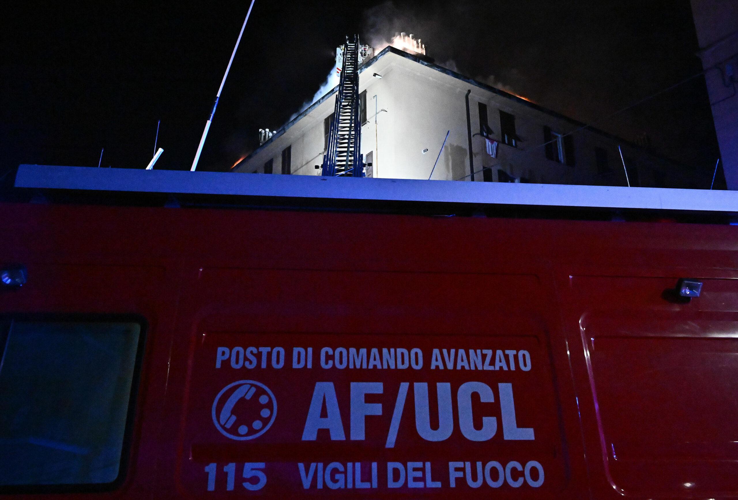 Piacenza, incendio in una casetta prefabbricata in via Tramello: trovato corpo carbonizzato di una persona