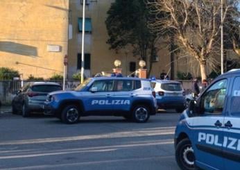 Torino, 13enne rimane appeso alla sbarra del passaggio a livello: i…