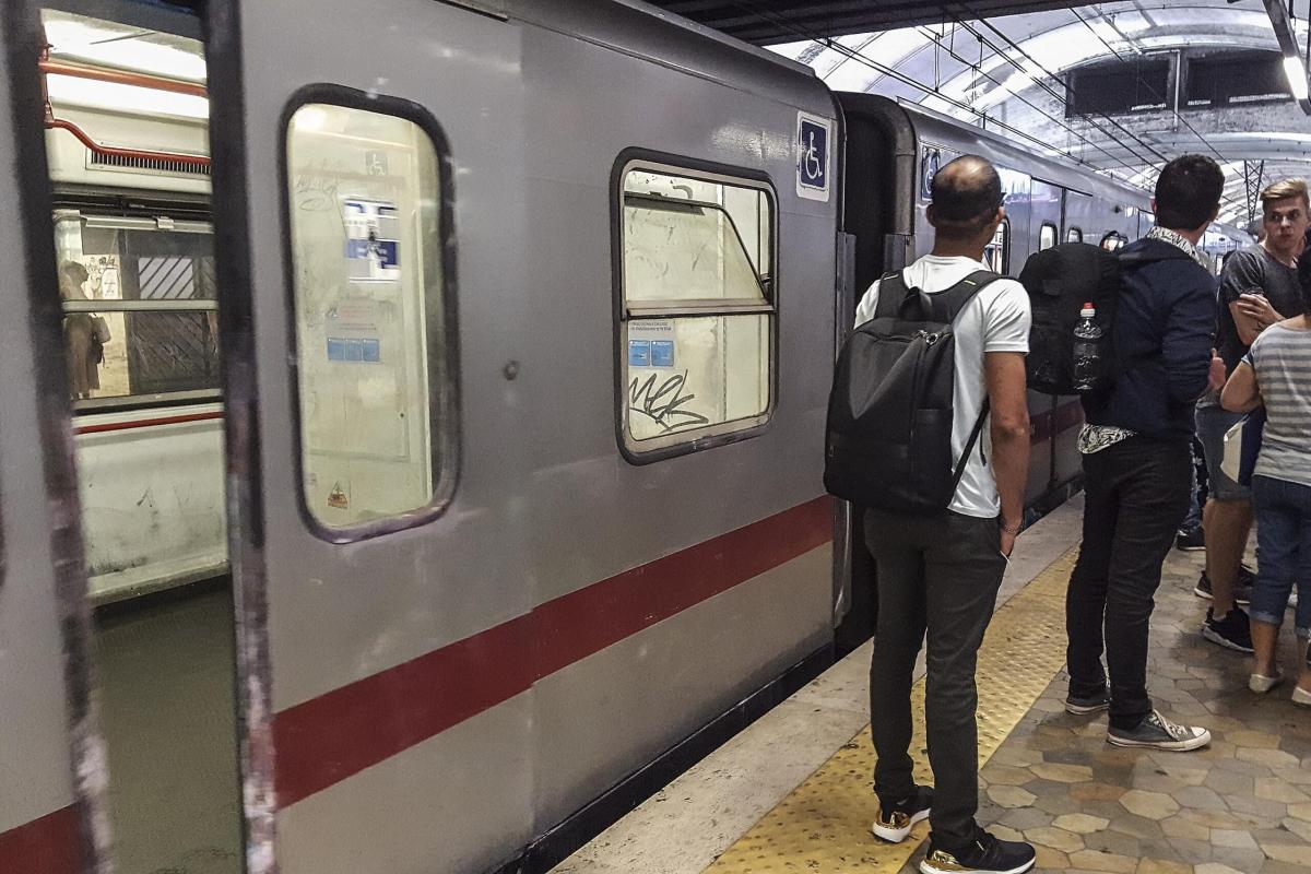 “Attenti agli zingari”, l’annuncio shock sulla metro A di Roma. L’i…