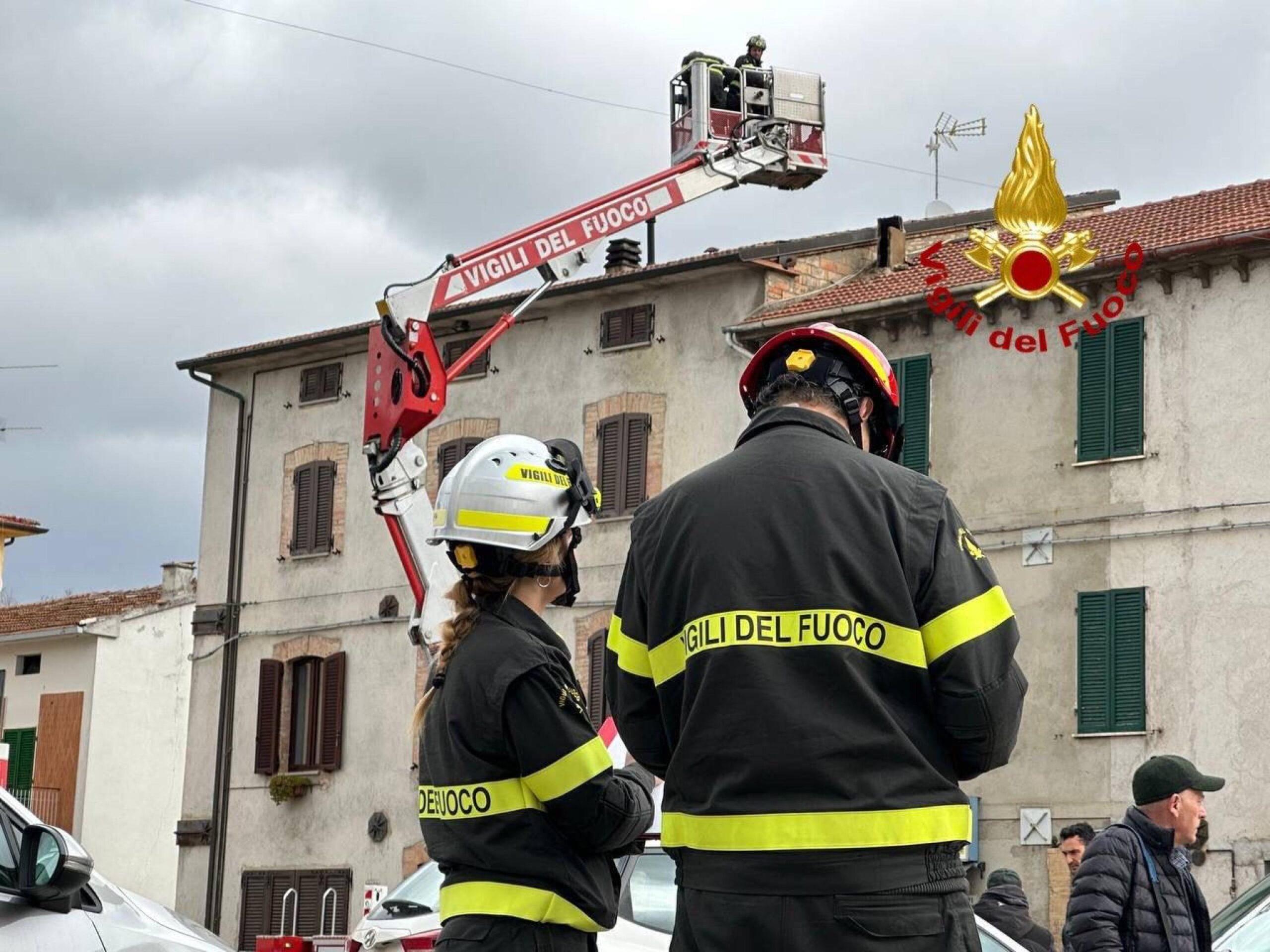 Agnani, in fiamme un deposito di camion: molti danni e nessun ferito