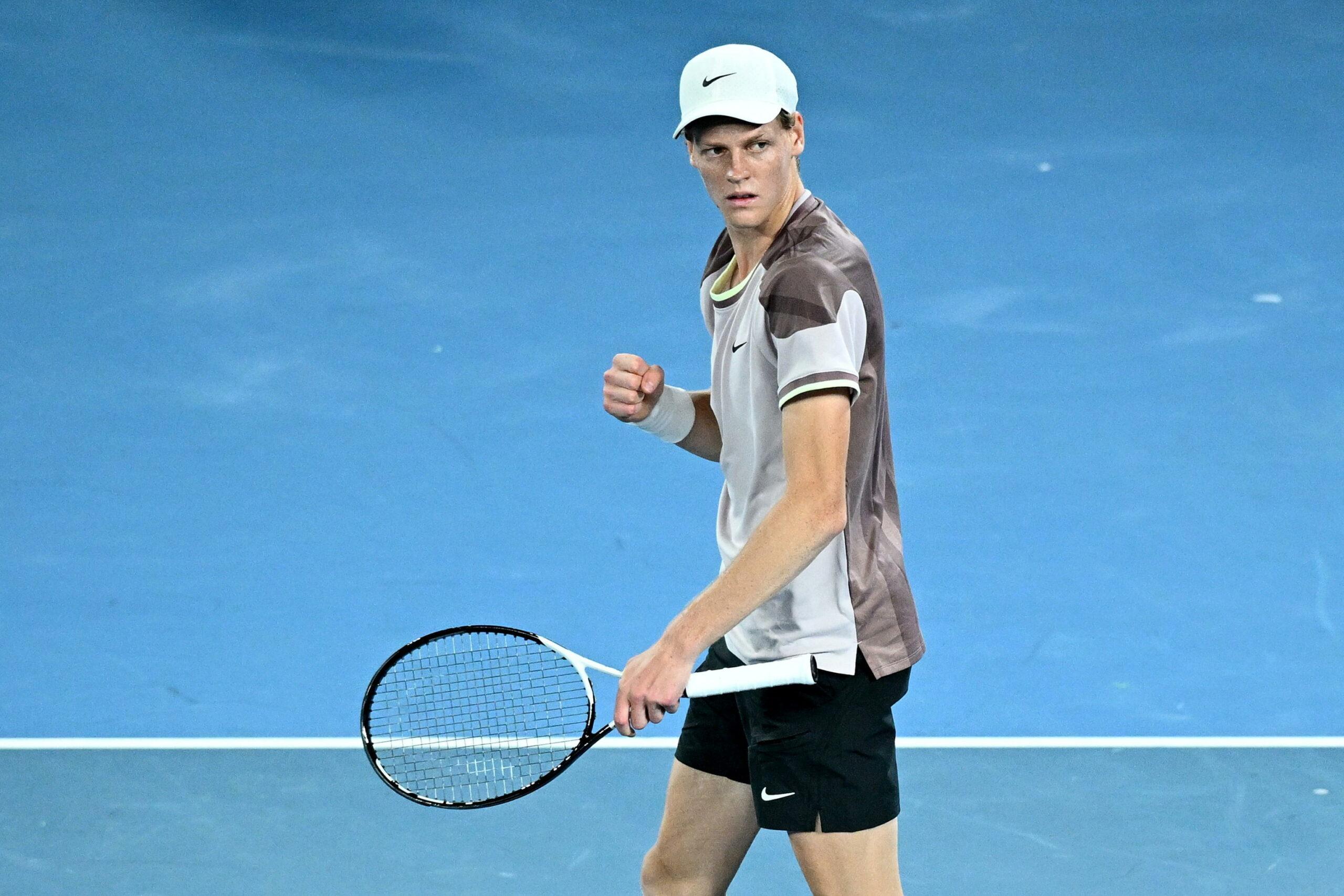 Australian Open, Sinner storico, batte Rublev in tre set e vola in semifinale: ora c’è Djokovic