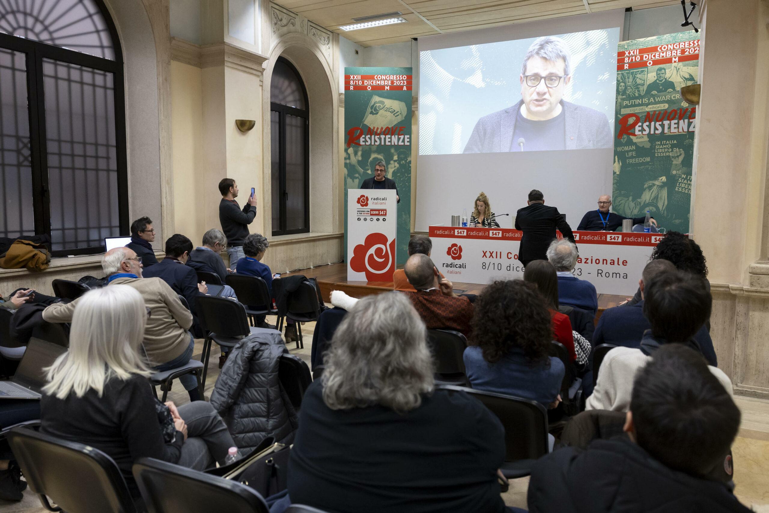 Chi è Matteo Hallissey il nuovo segretario dei Radicali Italiani? A 20 anni è il più giovane segretario di un partito politico in Italia