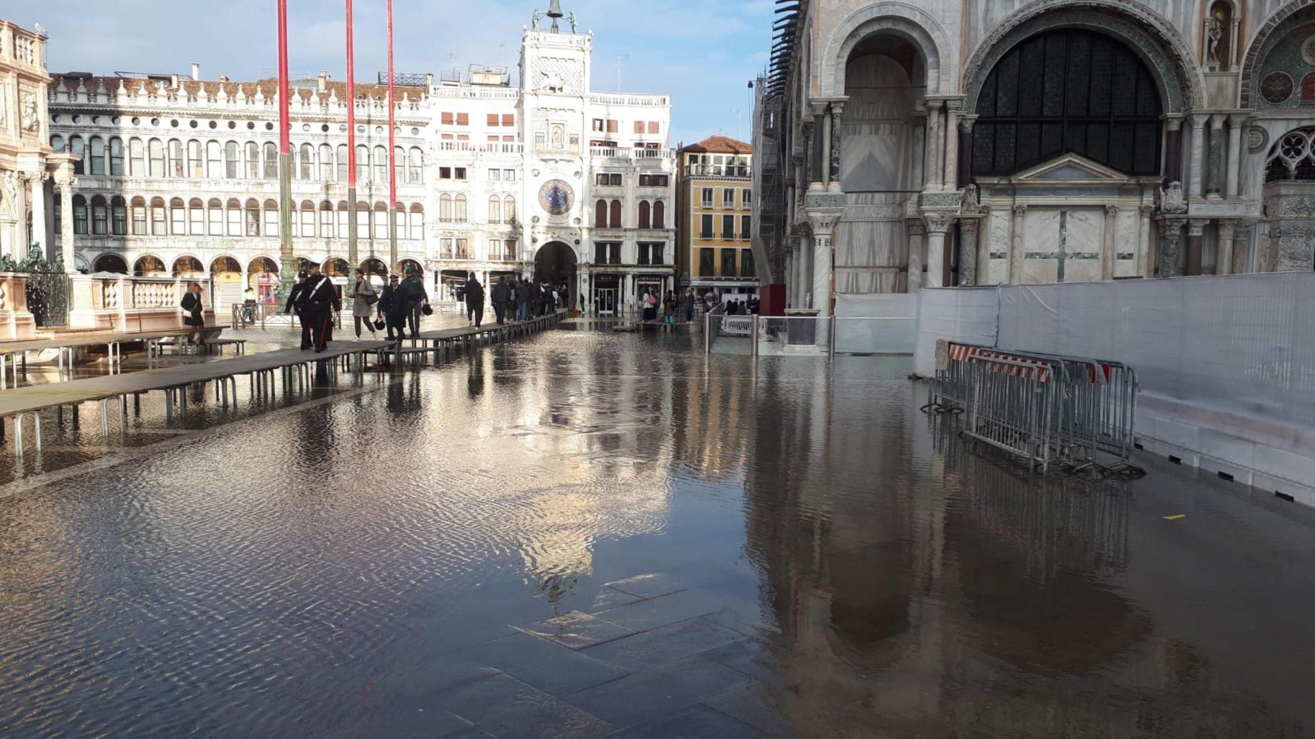 Venezia, la tempesta si abbatte sulla città lagunare. Il Mose la salva dall’acqua alta