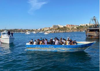 Migranti, nuovi sbarchi a Lampedusa nella notte. Arrestato uno scafista al porto di Salerno 