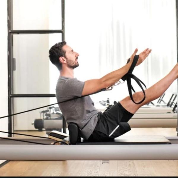 Perché anche gli uomini dovrebbero fare pilates? Scopri i vantaggi di questo sport sul corpo maschile