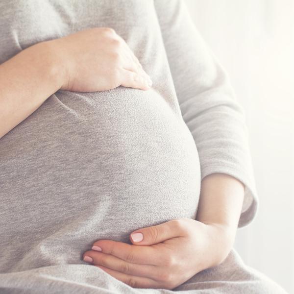 Chi è Olivia Maurel, l’attivista contro l’utero in affitto: nata da maternità surrogata, combatte per abolirla