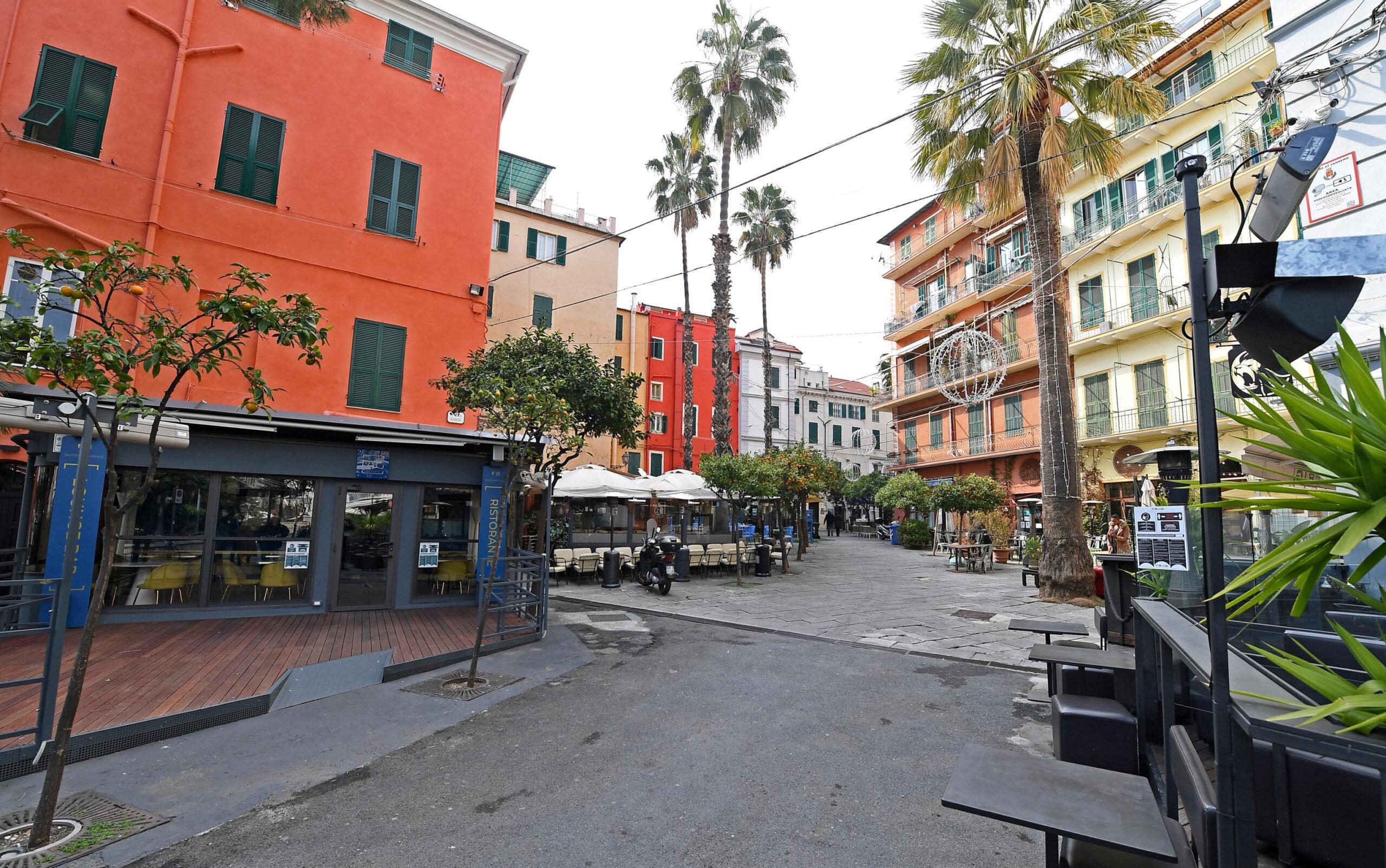 Tifosi del Basilea a Sanremo puliscono piazza dopo festeggiamenti per la vittoria sul Nizza