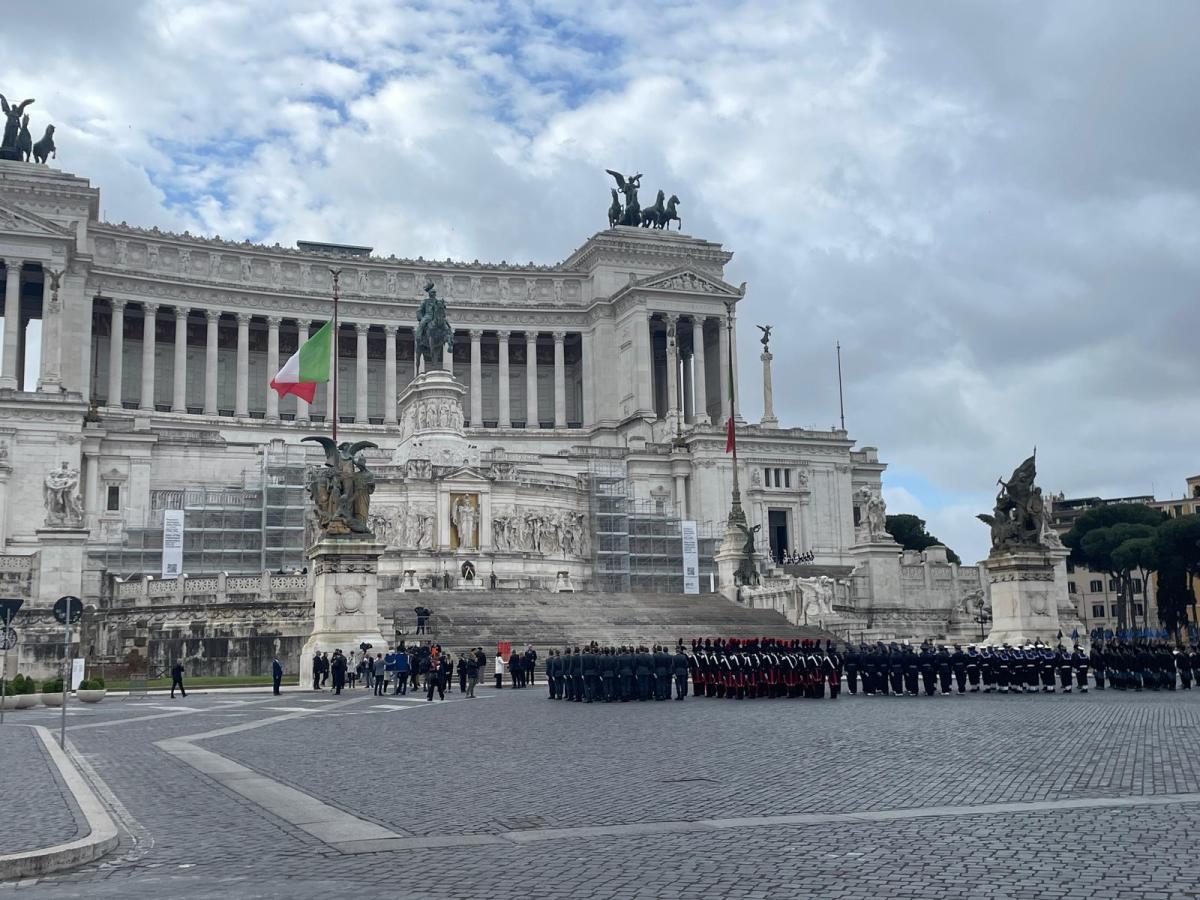 25 aprile, l’omaggio di Mattarella al Milite Ignoto all’Altare dell…