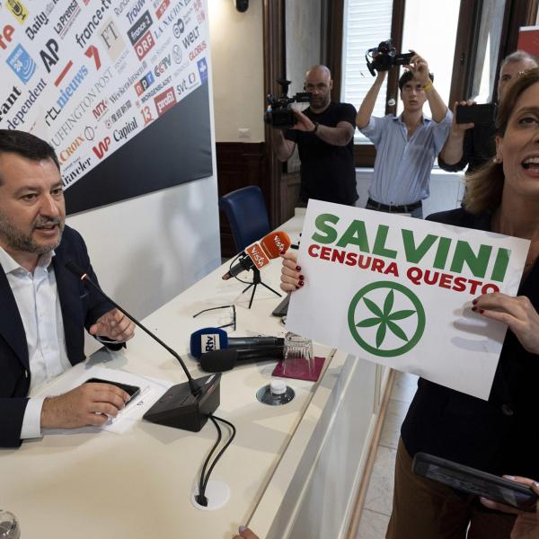 Cannabis, Salvini contestato davanti alla stampa estera con una irruzione della candidata di Più Europa. Il leader della Lega: “Fai l’amore, non farti le canne” | VIDEO