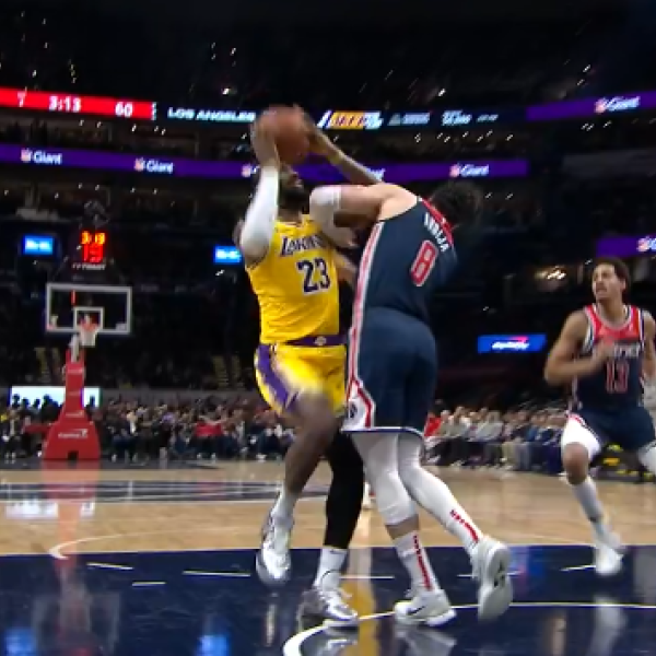 NBA, LeBron tira una gomitata ad Avdija e prende il flagrant foul | VIDEO