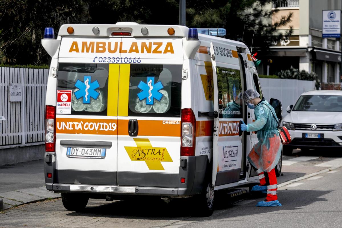 Tragedia a Prato, un uomo cade dal terrazzo e muore: il volo di 8 m…