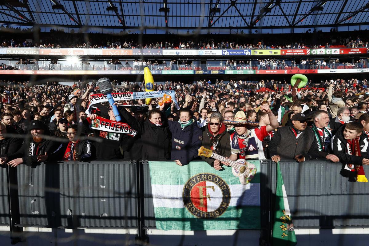 I tifosi del Feyenoord sono arrivati a Napoli, ecco lo scatto con g…