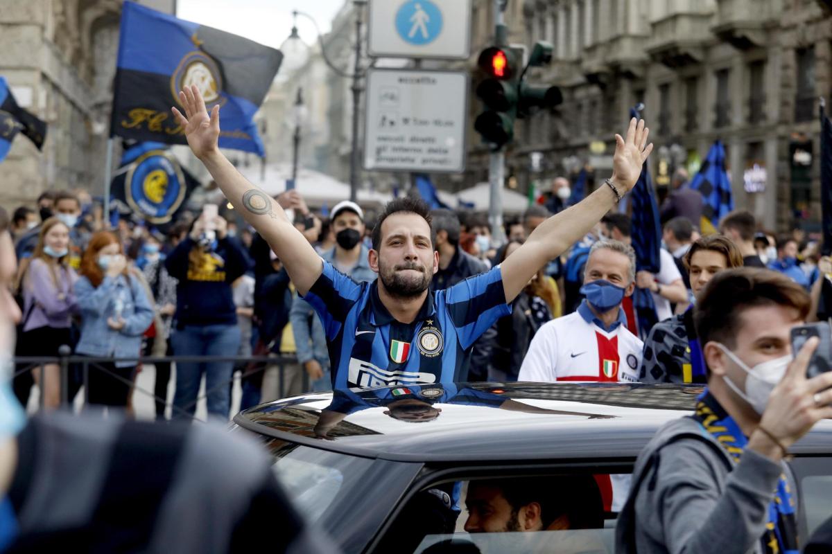 Inter-Milan, tifosi nerazzurri in Piazza Duomo nel pomeriggio | VIDEO