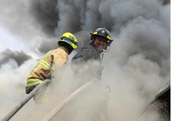 Incendio al centro commerciale Le Vele di Desenzano: edificio avvolto dalle fiamme