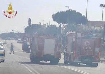 Roma, incendio alla Magliana: enorme colonna di fumo nero e tanta paura tra i residenti