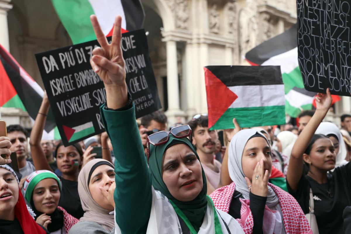 Milano, manifestazione pro Palestina e fiaccolata per Israele: così…