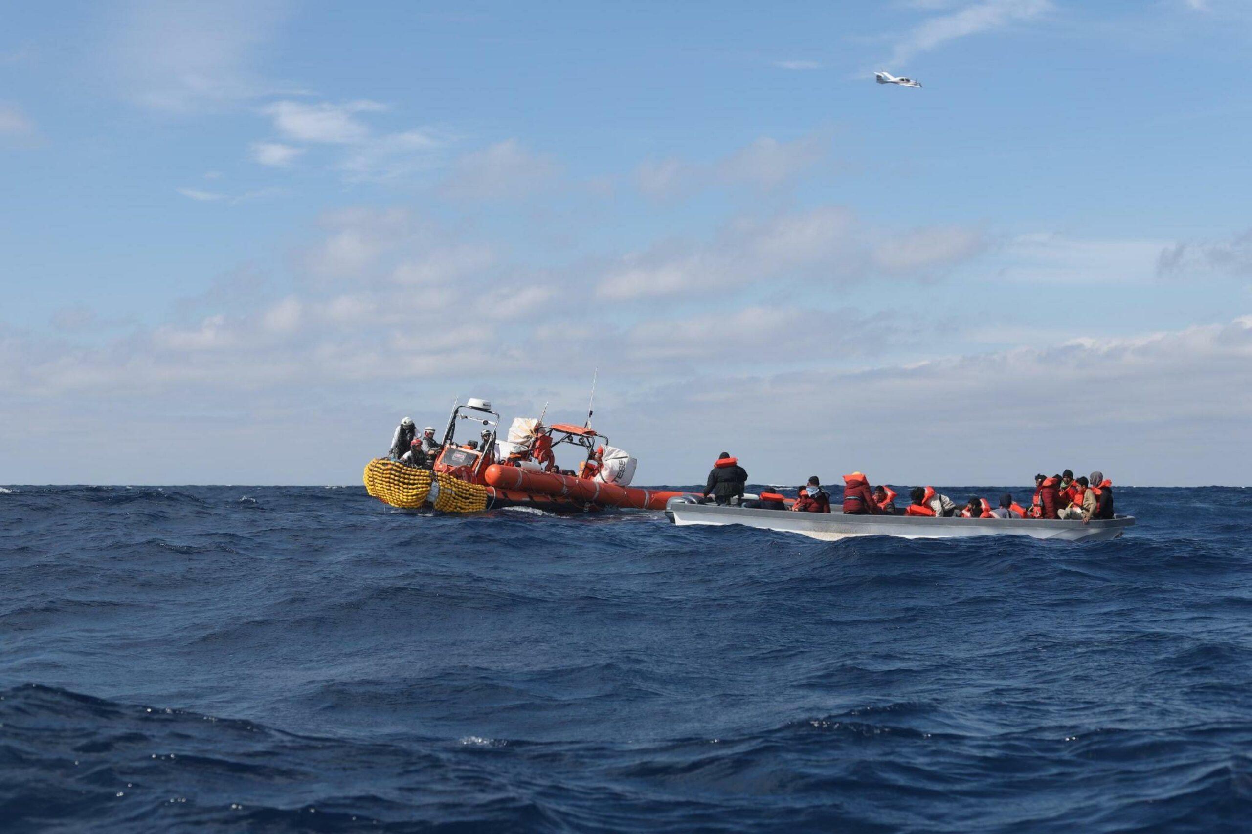 Lampedusa, 50 migranti salvati in un naufragio: un disperso. Continuano gli sbarchi