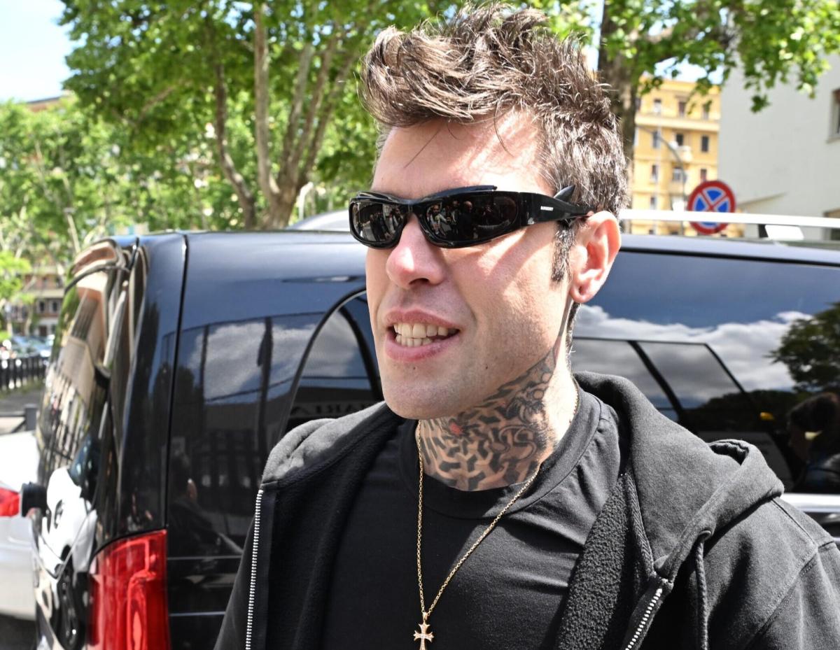 Fedez ha problemi di salute? La risposta del rapper su Instagram: “Sto bene, nulla di grave. Nessun ricovero in ospedale” | FOTO