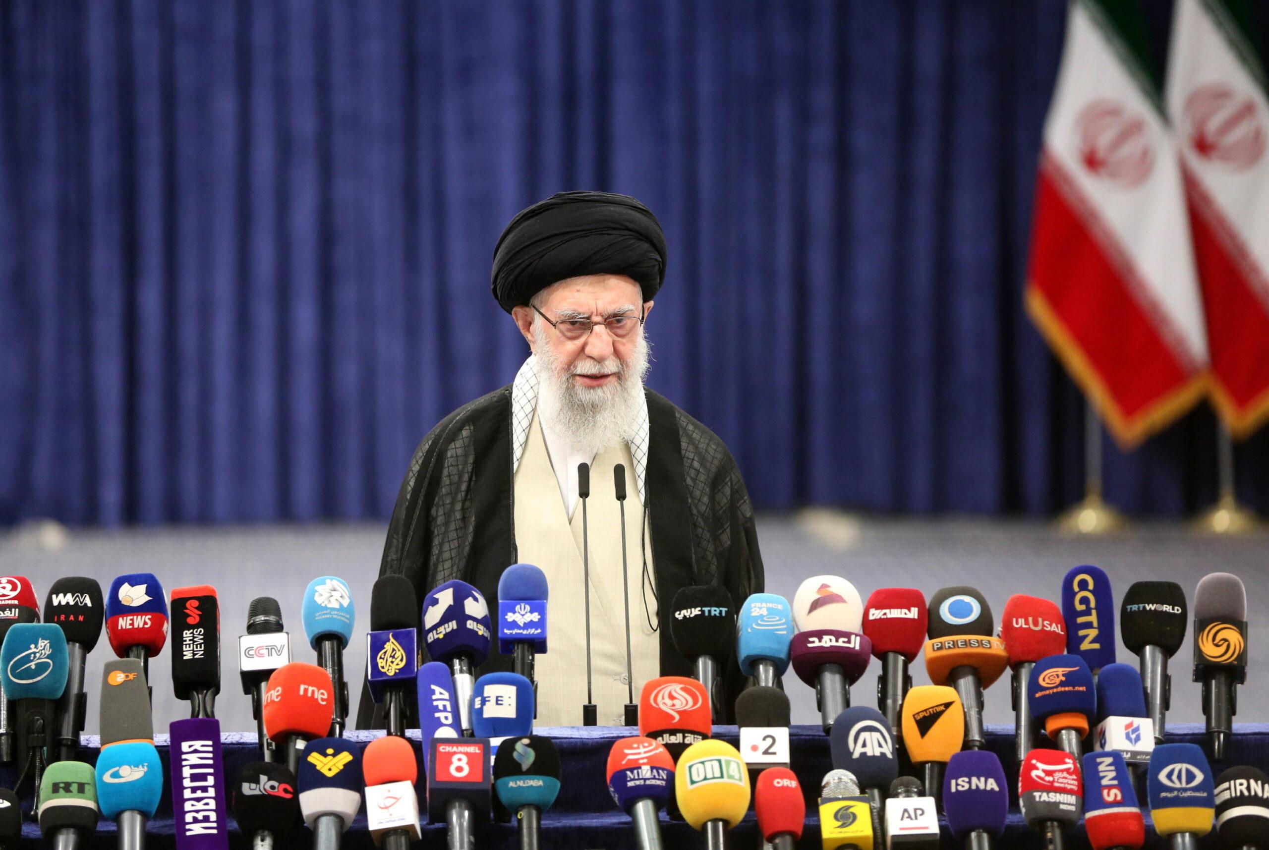 Elezioni presidenziali in Iran 2024, l’appello dell’ayatollah Khamenei ai cittadini in vista del ballottaggio: “Chi ama la Repubblica Islamica vada a votare”