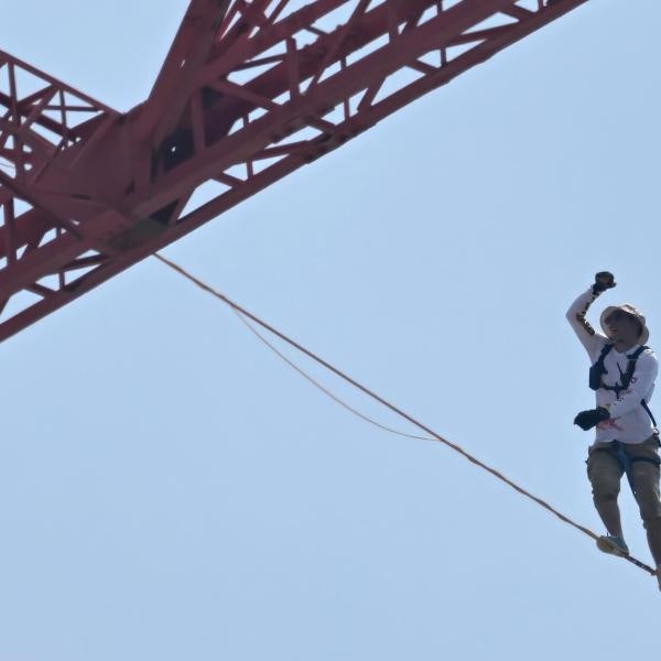 Chi è Jaan Roose, lo slackliner che ha attraverso lo Stretto di Messina camminando su un filo