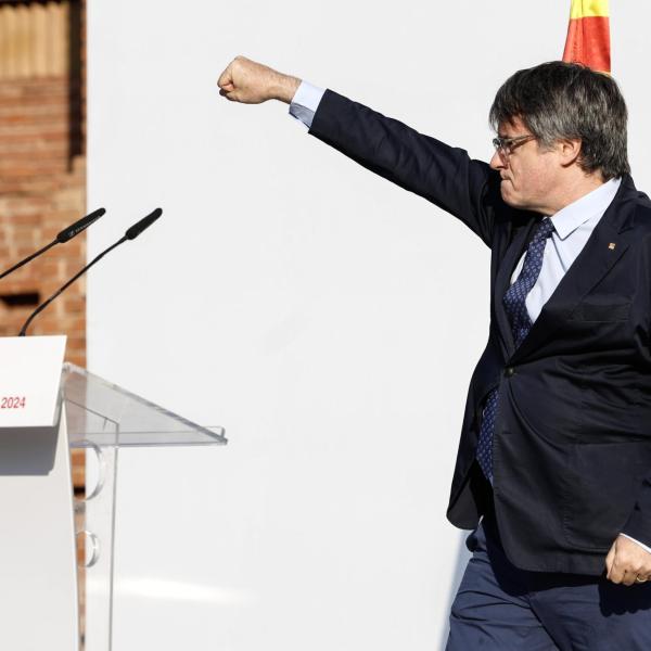 Puigdemont arriva a Barcellona, parla e poi scappa: la beffa del travestimento “frega” i Mossos