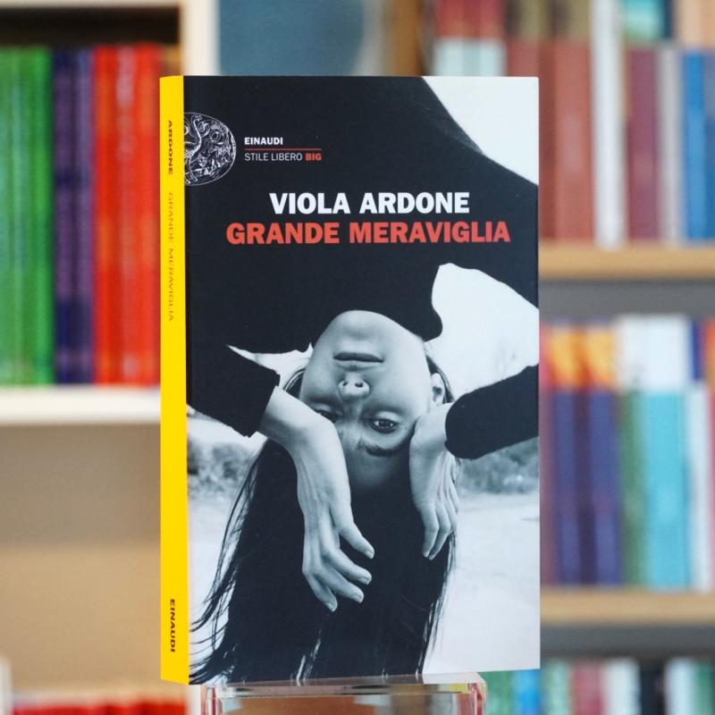 Viola Ardone, scrittrice italiana, dalla parte dei deboli con “Grande Meraviglia”. E uno slang tutto nuovo