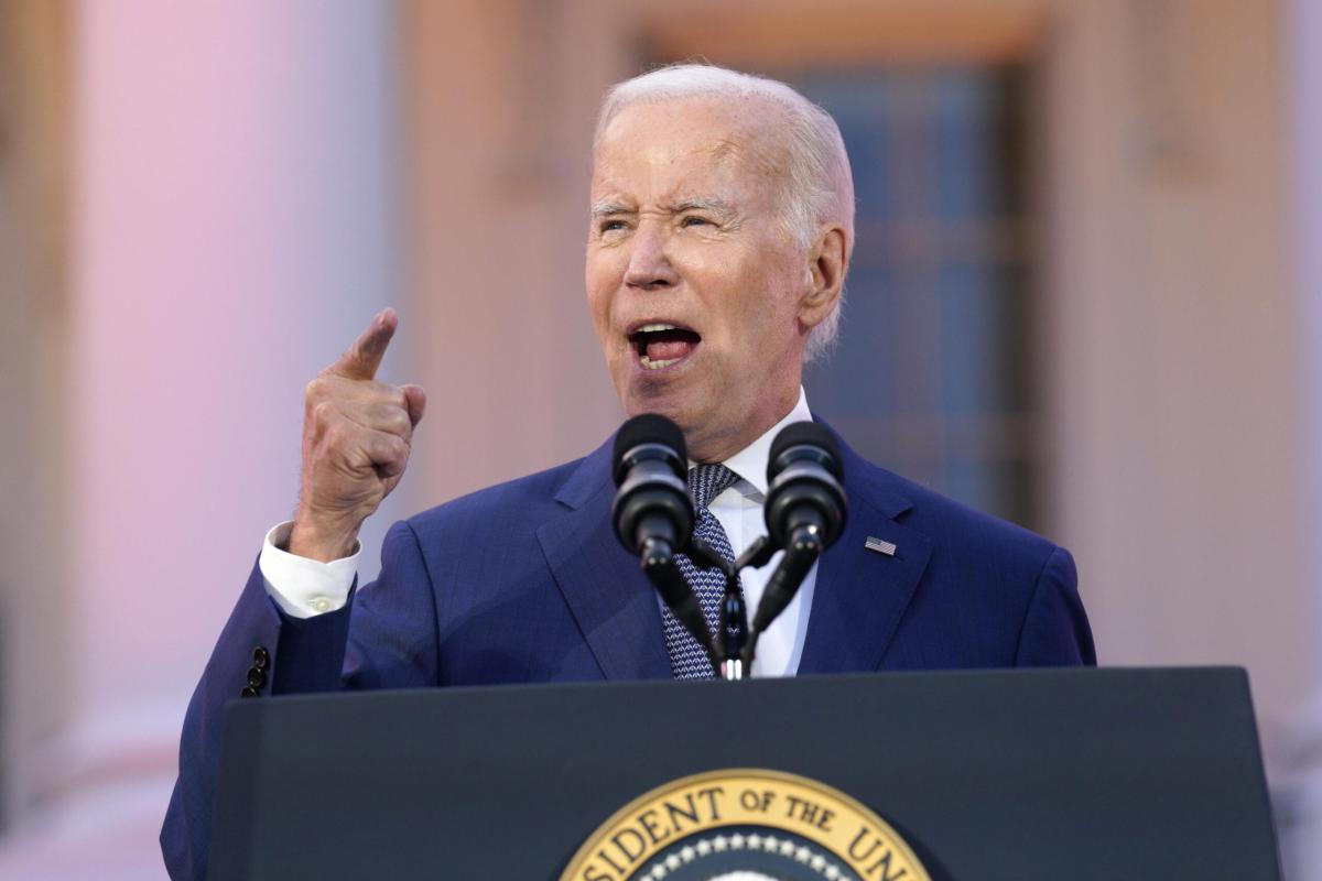 Biden, l’ennesimo lapsus: chiude il discorso con “Dio salvi la regina”