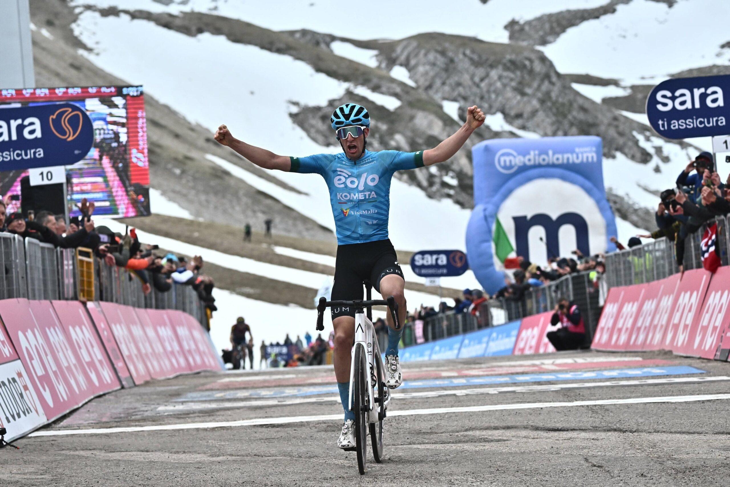 Giro d’Italia 2023, Davide Bais trionfa sul Gran Sasso: altra vittoria italiana