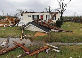 Usa, un violento tornado si abbatte sull’Indiana: 3 morti