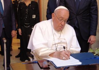 Papa Francesco in Senato alla camera ardente di Napolitano. La Russ…