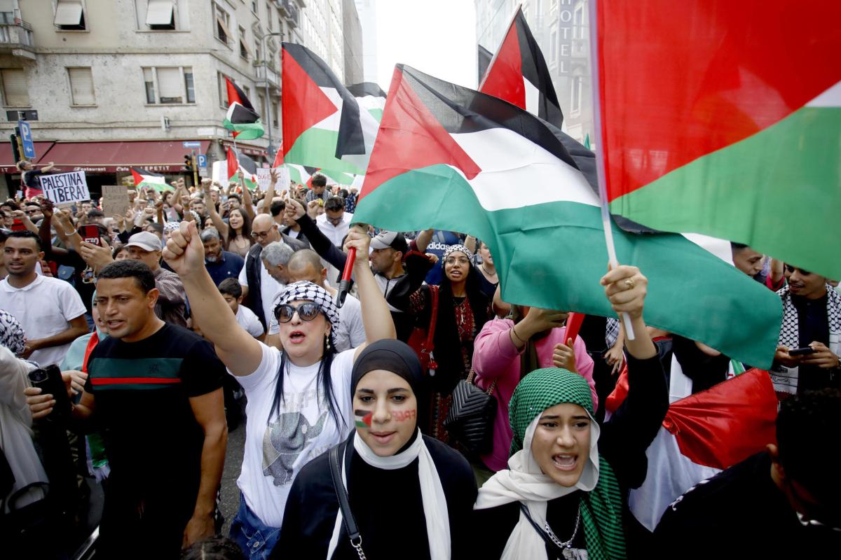 Milano, sfila corteo pro Palestina con oltre 4000 persone