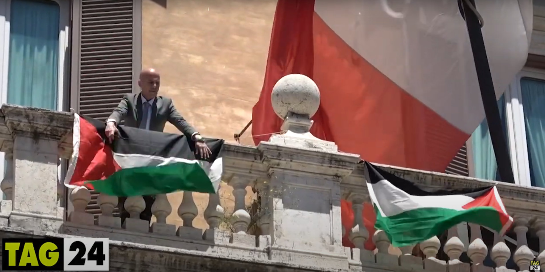 Roma, il candidato alle Europee 2024 con Avs, Apuzzo, salta sul balcone di Montecitorio e espone due bandiere della Palestina: “Serve un cessate il fuoco immediato”| VIDEO