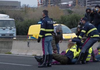 Attivisti bloccano il Grande Raccordo Anulare, portati via di peso …