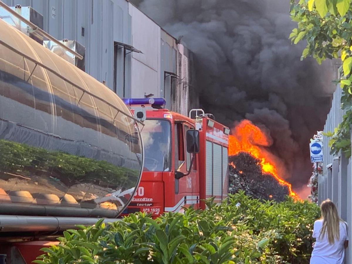 Bari, incendio a Modugno in una struttura per la gestione dei rifiuti