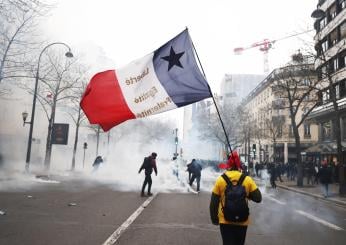 Francia, nuovi scontri tra polizia e manifestanti: guerriglia nei pressi del bacino idrico di Sainte-Soline