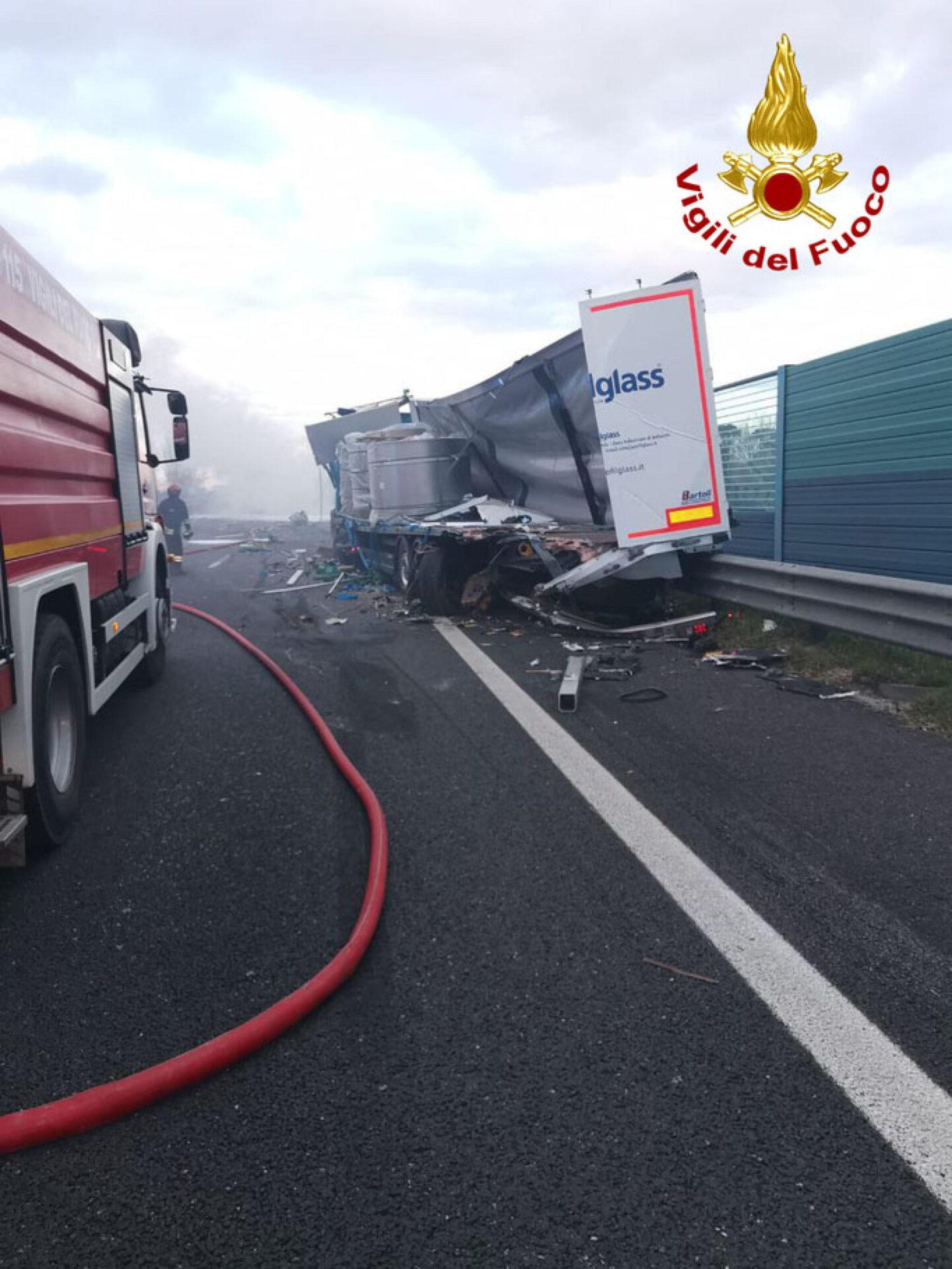 Fiamme avvolgono un camion sull’A14: traffico in tilt tra Forlì e Faenza