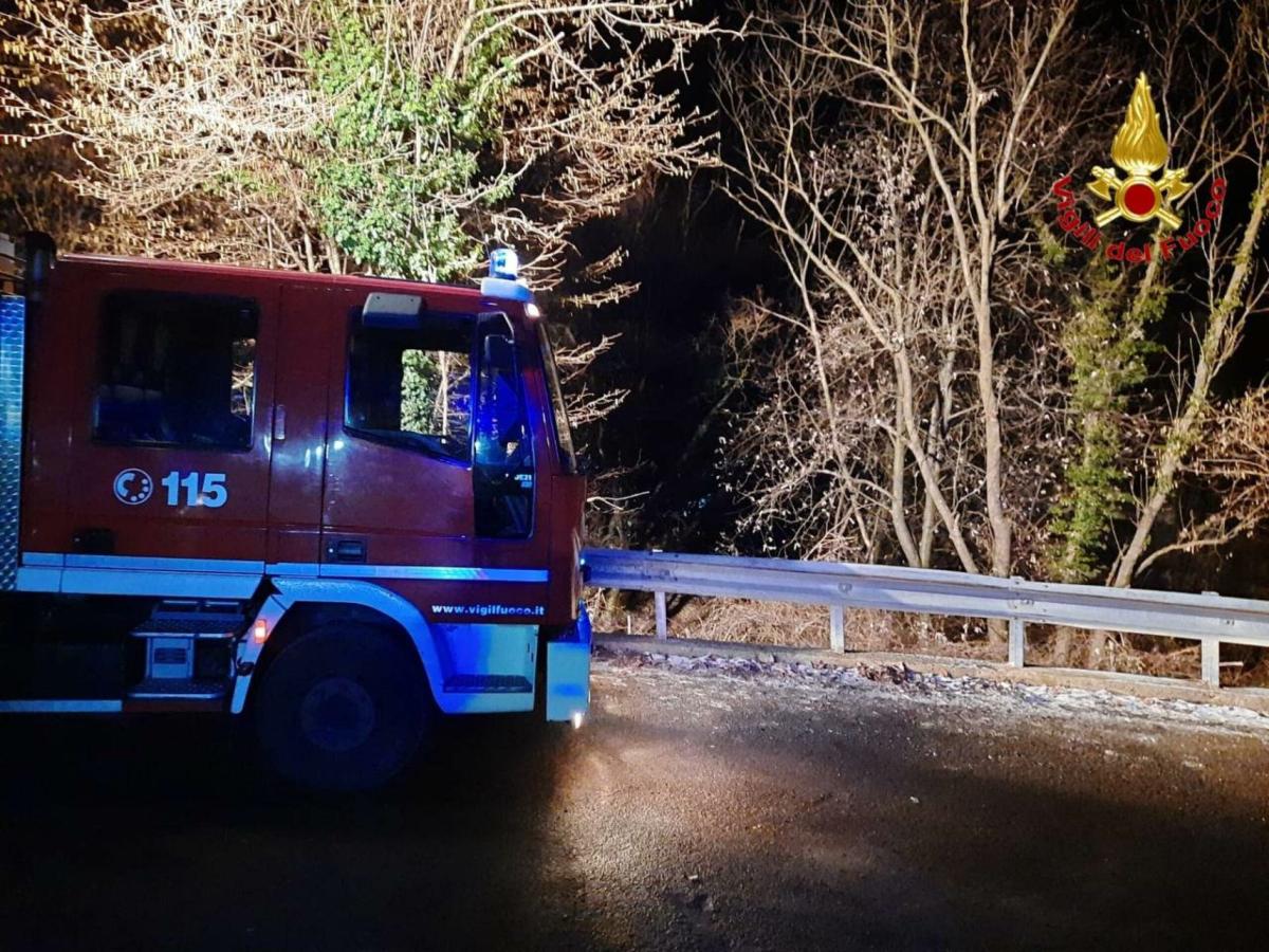 Alessandria, trovato cadavere impiccato in un bosco a Morano sul Po: è giallo