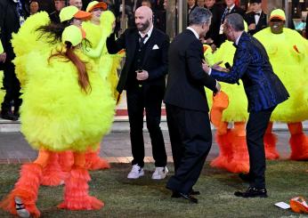 Sanremo 2024, social scatenati su John Travolta che balla il “Ballo del qua qua”: meme esilaranti e prese in giro