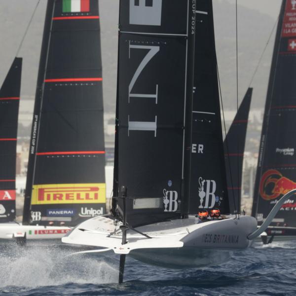 Luna Rossa lascia Cagliari alla volta di Barcellona