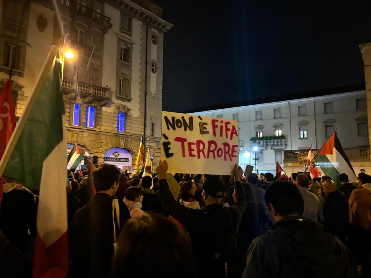 Udine, manifestazione pro Palestina prima di Italia-Israele: duemila persone in piazza | FOTO E VIDEO