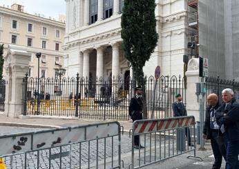 7 ottobre 2023, sinagoga blindata e sfilata di autorità a Roma. Corteo pro-Palestina, il prefetto: “Attacco preordinato” | FOTO e VIDEO