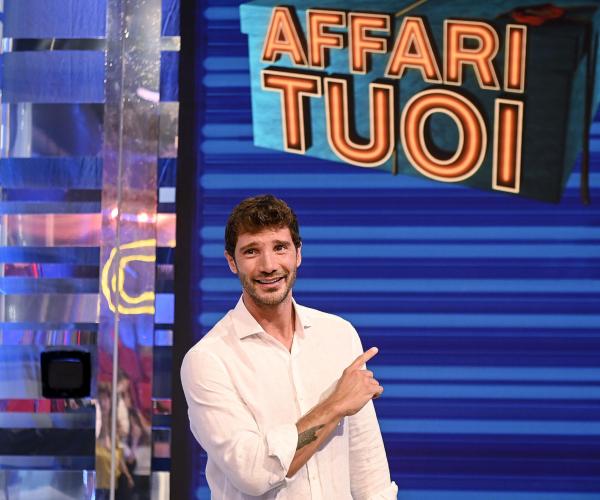 Affari tuoi Speciale Lotteria Italia: dagli ospiti ai premi, tutto sulla puntata della Befana