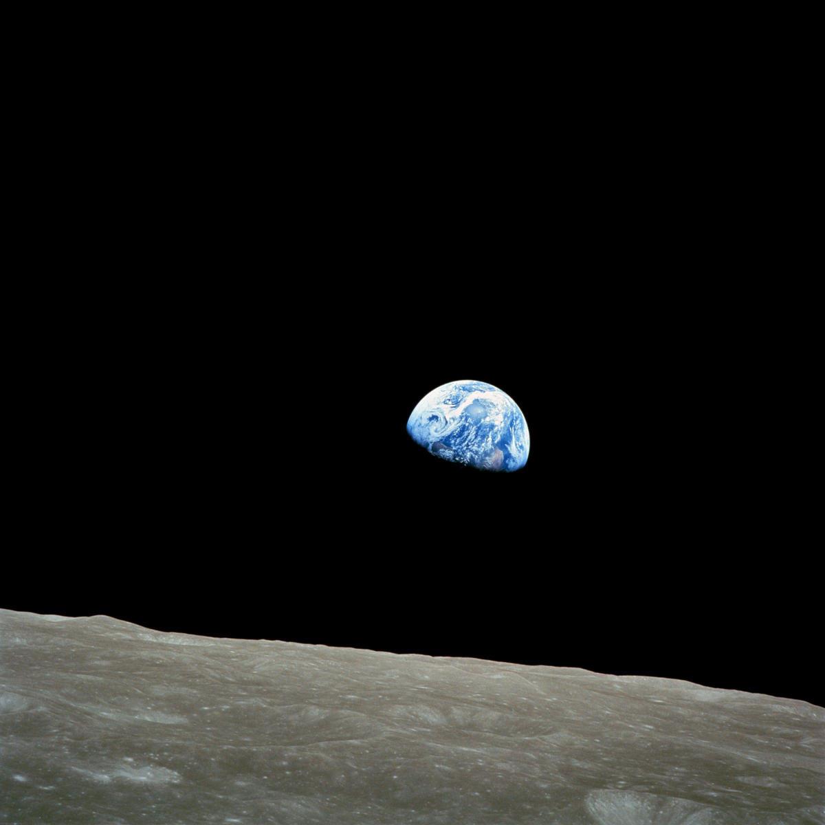 Addio a Frank Borman, morto l’astronauta che sfiorò la Luna, scattò una foto leggendaria e finì per sbaglio su una copertina dei Led Zeppelin