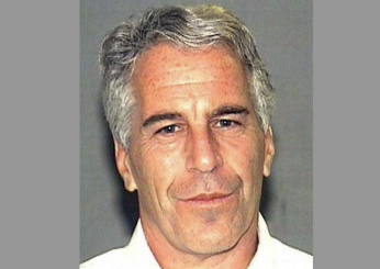 Caso Epstein, una delle vittime rivela: “Conservava video hot di Trump, Clinton e il principe Andrea”