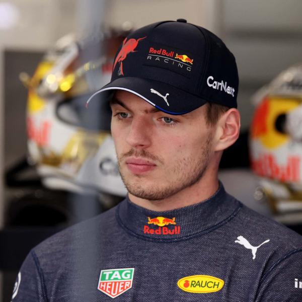 Formula 1, Verstappen super: da 10° a 1°. Disastro Ferrari